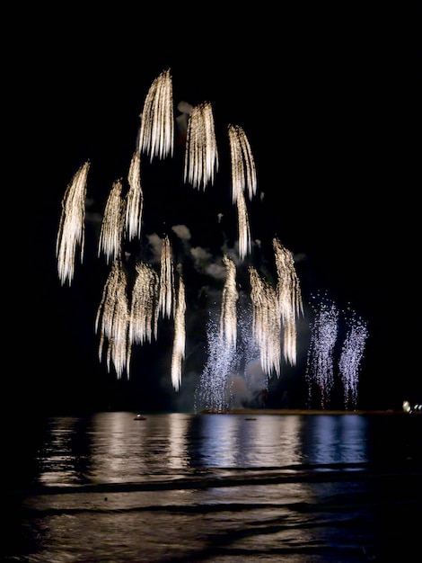 Italië, Sicilië, Marina di Ragusa, vuurwerk op het strand