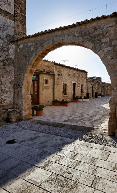 Italië, Sicilië, Marzamemi (provincie Siracusa), oude fabrieksgebouwen voor de tonijnvisserij