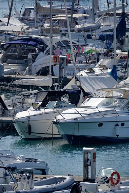 Italië, Sicilië, Middellandse Zee, Marina di Ragusa; 15 augustus 2015, zicht op luxe jachten in de jachthaven - redactie