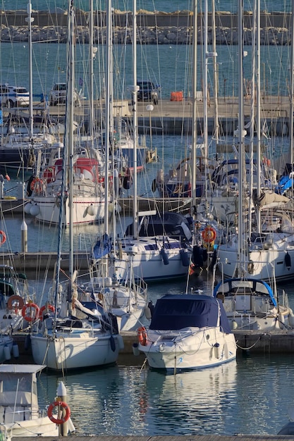 Italië, Sicilië, Middellandse Zee, Marina di Ragusa (provincie Ragusa); 21 november 2020, luxe jachten in de haven - REDACTIE