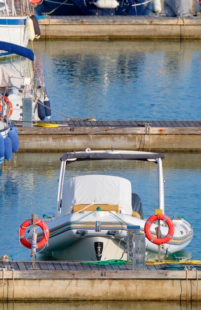 Foto italië sicilië middellandse zee marina di ragusa provincie ragusa 24 mei 2023 rubberen boot in de haven editorial