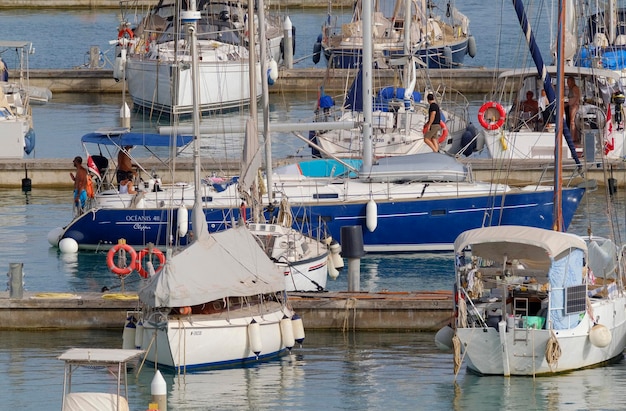 Italië Sicilië Middellandse Zee Marina di Ragusa Provincie Ragusa 9 juli 2023 mensen op een zeilboot in de haven EDITORIAL