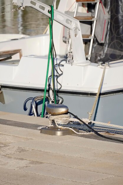 Foto italië, sicilië, middellandse zee, marina di ragusa (provincie ragusa); luxe jachten in de haven, stalen bolder en nautische touwen