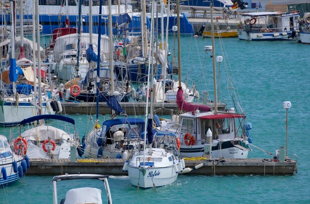 Italië, Sicilië, Middellandse Zee, Marina di Ragusa (provincie Ragusa); luxe jachten in de haven