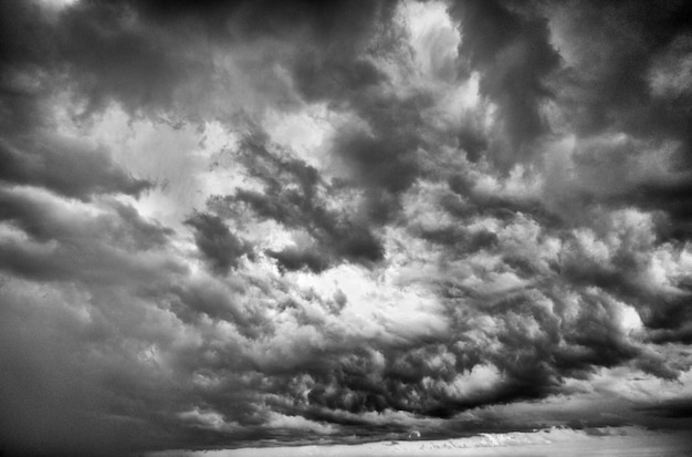 Italië, Sicilië, Middellandse Zee, stormachtige wolken op het Kanaal van Sicilië in de winter