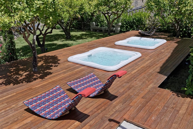 Italië, Sicilië, Modica (provincie Ragusa), whirlpools in een tuin