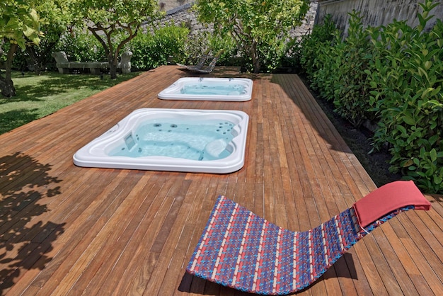 Italië, Sicilië, Modica (provincie Ragusa), whirlpools in een tuin