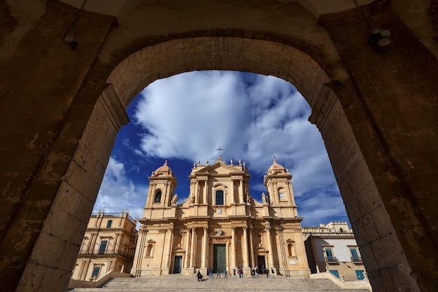 Italië, Sicilië, Noto (provincie Siracusa), uitzicht op de barokke gevel van de kathedraal S. Nicolò (1703)