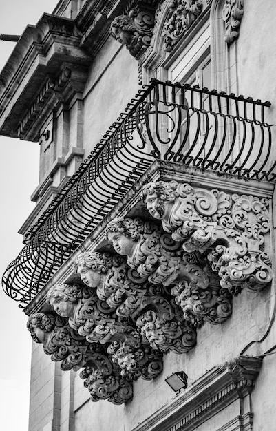 Italië, Sicilië, Noto (provincie Siracusa), Villadorata Nicolaci-paleis (Unesco-monument), barokke sierstandbeelden onder de balkons
