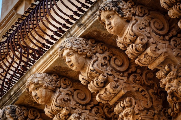 Italië, Sicilië, Noto (provincie Siracusa), Villadorata Nicolaci-paleis (Unesco-monument), barokke sierstandbeelden onder de balkons