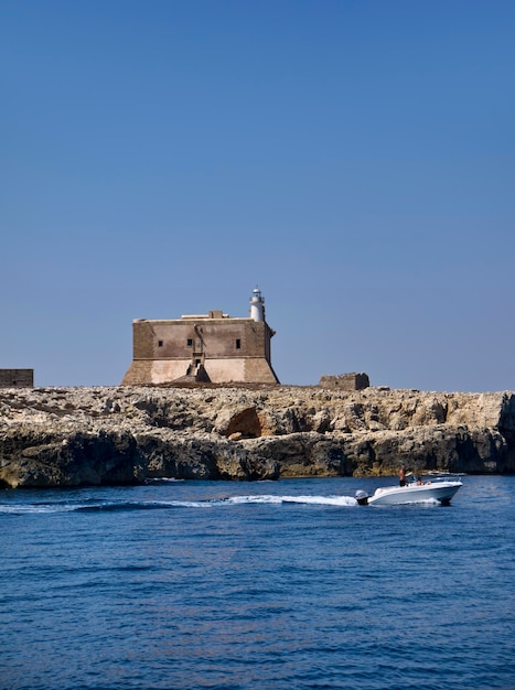 Italië, Sicilië, Portopalo di Capo Passero (provincie Siracusa), uitzicht op het eiland Capo Passero en zijn oude Spaanse fort