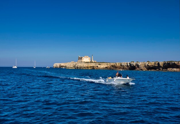 Italië, Sicilië, Portopalo di Capo Passero (provincie Siracusa), uitzicht op het eiland Capo Passero en zijn oude Spaanse fort