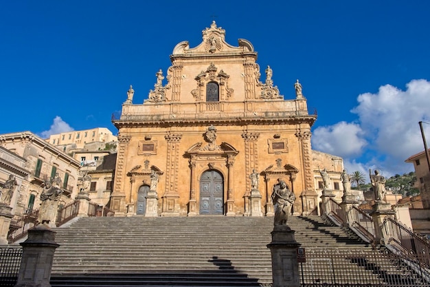 Italië Sicilië Provincie Modica Ragusa St Peter's Cathedral barokke gevel en religieuze beelden 18e eeuw na Christus