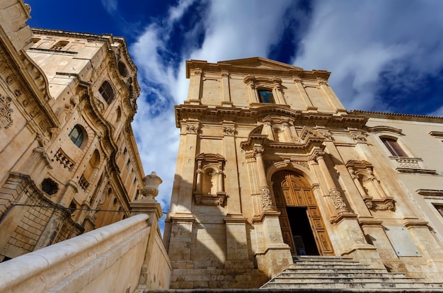 Italië Sicilië Provincie Noto Siracusa Barokke S Francesco Kerk gevel en SS Salvatore Basiliek en Klooster