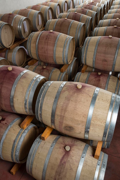 Italië Sicilië Provincie Ragusa houten wijnvaten in een wijnkelder