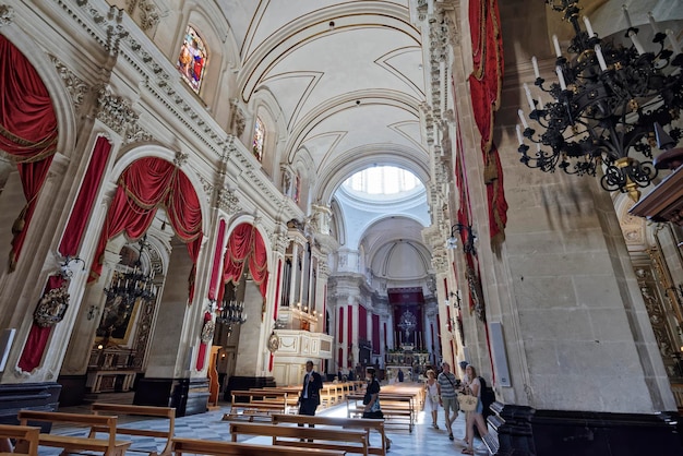 Italië, Sicilië, Ragusa Ibla; 28 juni 2018, het interieur van de barokke St. George's Cathedral - REDACTIONEEL
