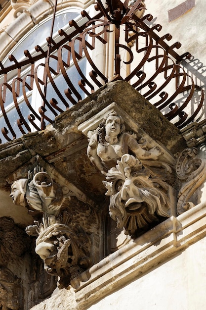 Italië, Sicilië, Ragusa Ibla, de barokke gevel van Cosentini Palace (Unesco-monument), sierstandbeelden onder een balkon