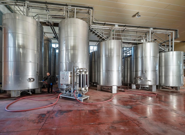 Italië Sicilië Ragusa provincie platteland roestvrijstalen wijncontainers in een wijnfabriek