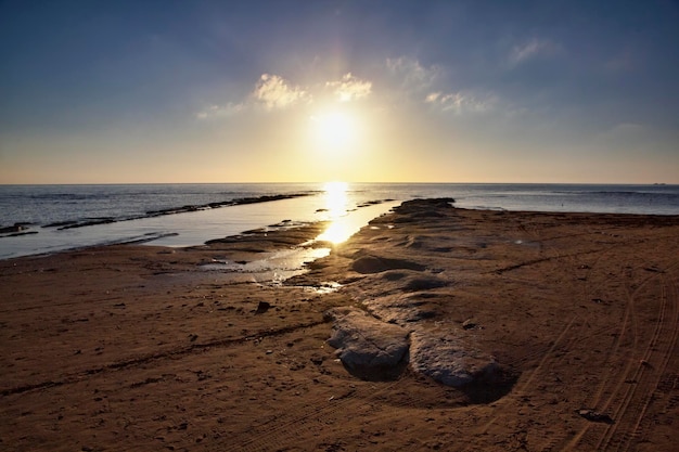 Italië, Sicilië, Realmonte, uitzicht op het strand van Realmonte en de Middellandse Zee bij zonsondergang