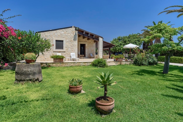 Italië, Sicilië, Sampieri (provincie Ragusa), platteland; 10 augustus 2018, stenen huis, patio en tuin - REDACTIONEEL