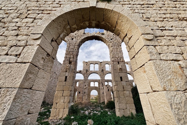 Italië; Sicilië, Sampieri (provincie Ragusa), ruïnes van een oude bakstenenfabriek