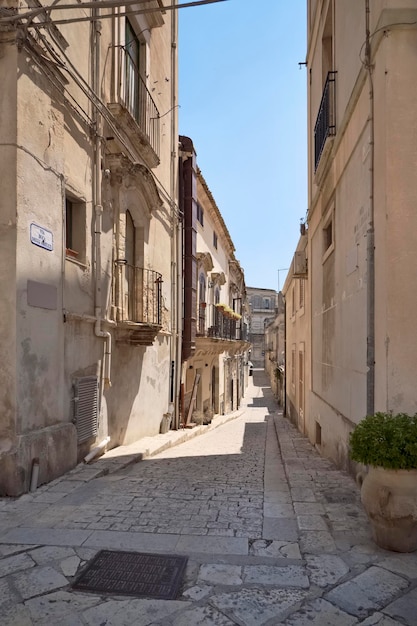 Italië, Sicilië, Scicli (provincie Ragusa), de gevels van barokke gebouwen in een centrale straat