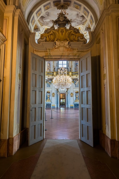 Foto italië stupinigi - januari 2023 luxe interieur van het koninklijk paleis met barokke marmeren en ramen