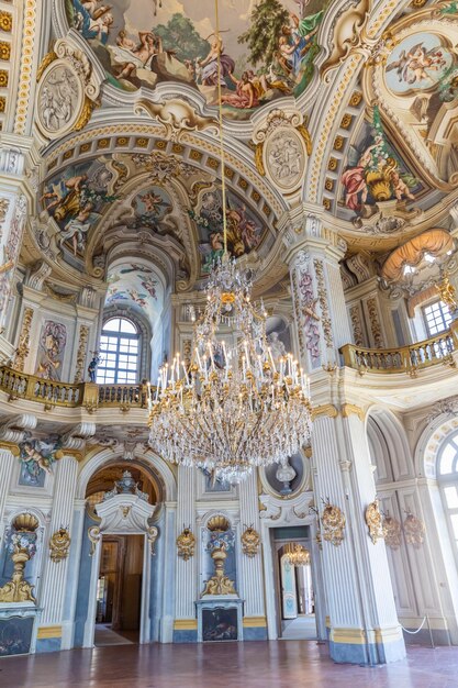 Italië Stupinigi januari 2023 luxe interieur van Koninklijk Paleis met barok design en raam