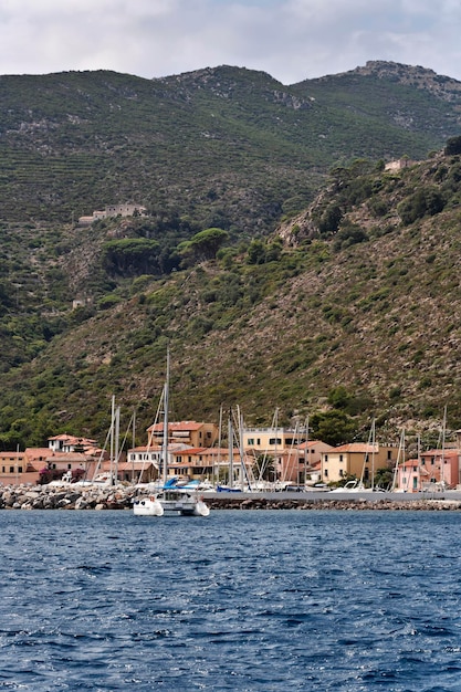 Italië Tirreense Zee Toscaanse eilanden Capraia eiland uitzicht op de haven