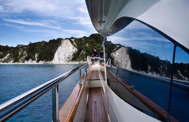 Italië Toscane Eiland Elba luxe jacht Azimut 75' vrouw op de stoep