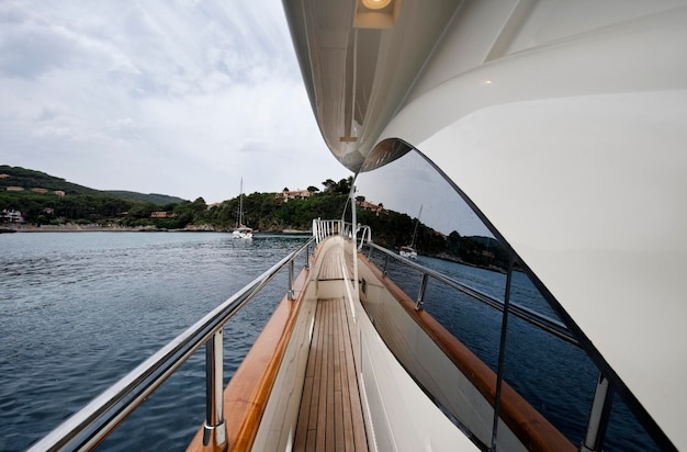 Italië Toscane Eiland Elba uitzicht op de kustlijn vanaf een luxe jacht Azimut 75'