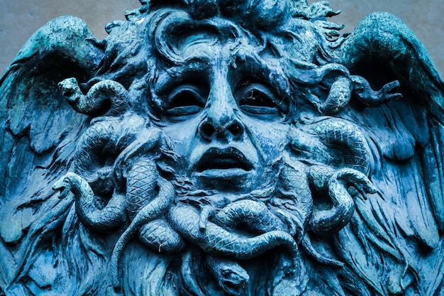 Italië, Turijn. Deze stad staat bekend als een hoek van twee wereldwijde magische driehoeken. Dit is het hoofd van een Medusa gemaakt van brons dichtbij de historische tuin van Valentino in Turijn.