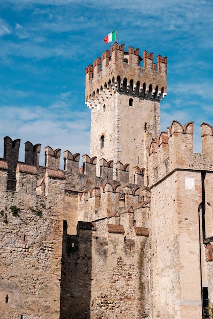 Photo italien flag on sirmione castle