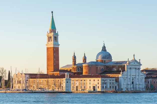 Foto italia cattedrale a venezia sull'isola di san giorgio maggiore paesaggio urbano di mattina