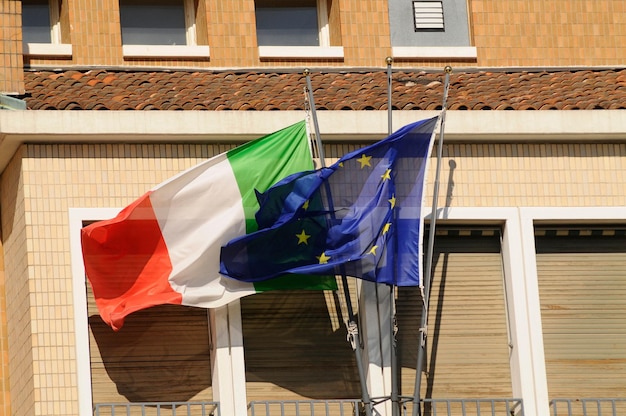 Bandiera dell'italia e bandiera dell'ue