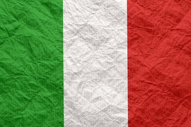 古いしわくちゃのクラフト紙のイタリアの旗デザインのためのテクスチャ背景の壁紙