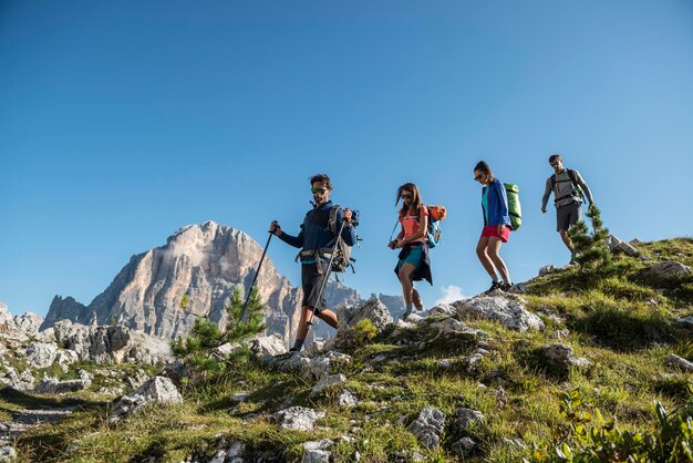 Photo italy, friends trekking in the dolomtes