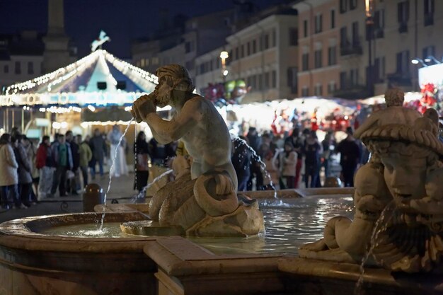 이탈리아 라치오 로마 나보나 광장 밤에 광장에 있는 분수 중 하나
