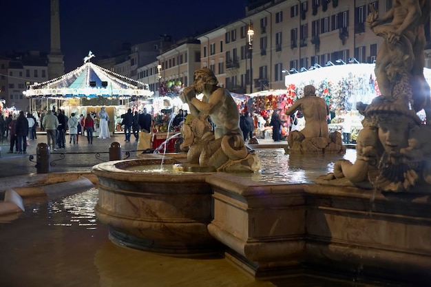 イタリア ラツィオ ローマ ナヴォーナ広場夜の広場の噴水の 1 つ