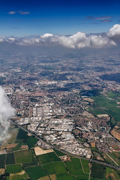 イタリア、ロンバルディア、ミラノの航空写真