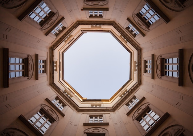 Italia, milano. interno di un antico palazzo, guardando il cielo con un obiettivo grandangolare da 16 mm.