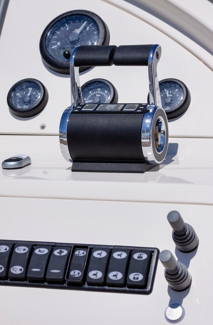 Фотография италия, неаполь, роскошная яхта abacus 70, консоль управления флайбриджем
