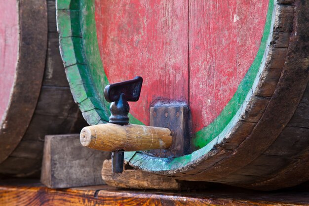 Italia - vecchio rubinetto su una botte di vino barbera, regione piemonte