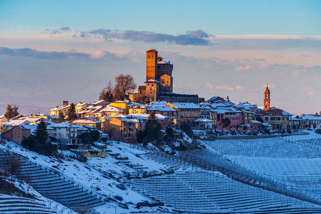 Italia piemonte: cantieri vinicoli paesaggio unico tramonto invernale