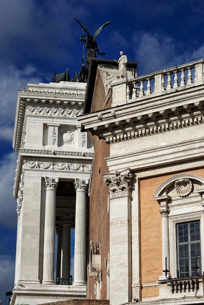 イタリア、ローマ、カンピドリオ広場、カピトリーノ美術館の建物とその背後にあるビクトリア朝の宮殿 (ヴィットリアーノ) の眺め