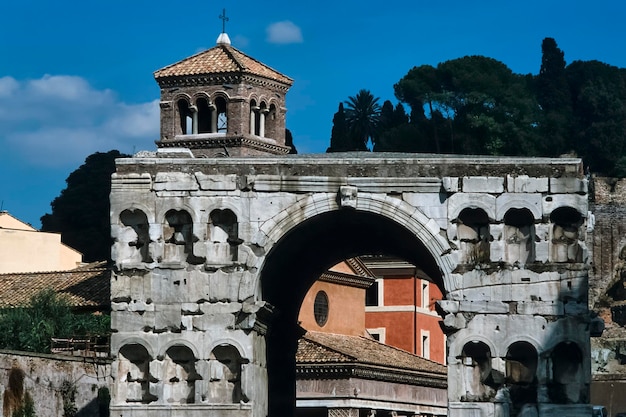 イタリア、ローマ、カラカラのローマのアーチ