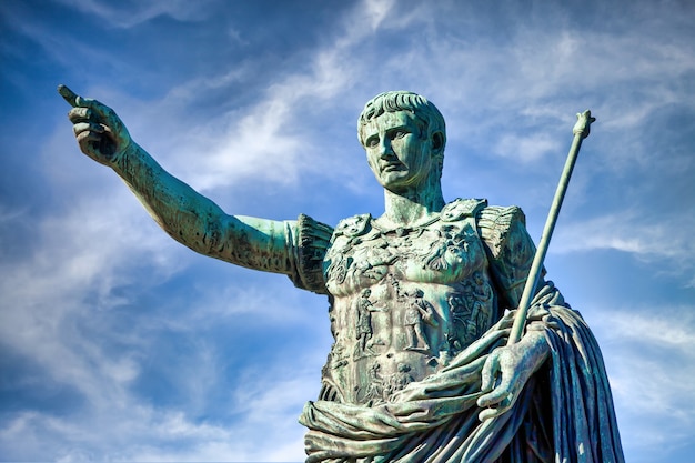 Italia, roma. statua in una strada pubblica dell'imperatore romano gaio giulio cesare. concetto di autorità, dominio, leadership e guida.