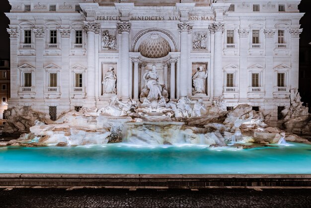 Foto italia roma fontana di trevi vista frontale