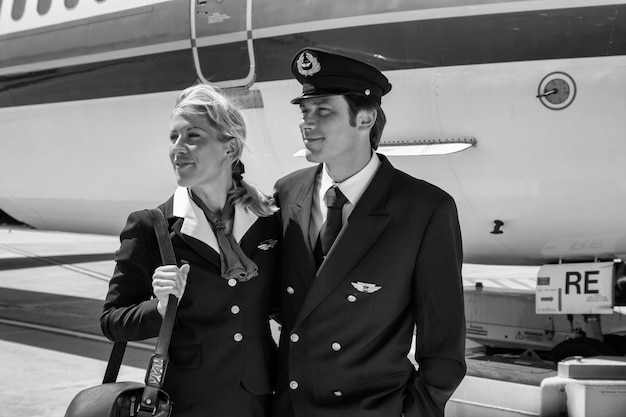 Фото Италия, сардиния, международный аэропорт олбия, летные ассистенты возле самолета