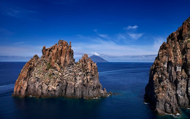 Foto italia, sicilia, isole eolie, isola panarea, rocca di basiluzzo (isola di stromboli sullo sfondo), vista aerea